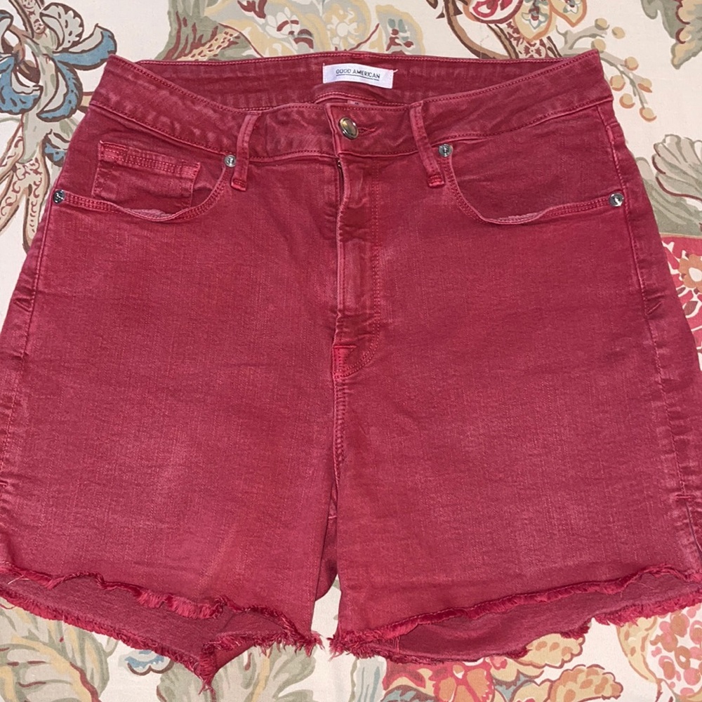 Good American raw hem denim shorts size 8/29